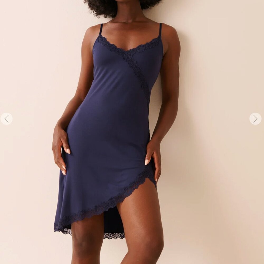 NWT La Vie en Rose Lace Trim Modal Nightie with Shelf Bra